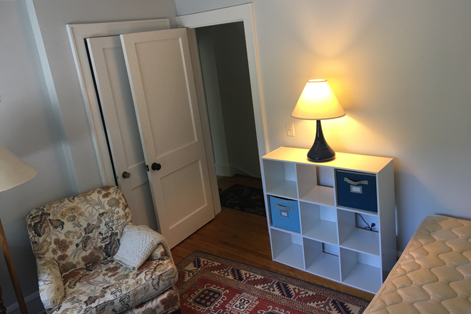 Bedroom - 1 furnished room (rent BRs sep) in house for med/grad/postdoc.UTILS incl. 5 min walk to UVM. Safe.