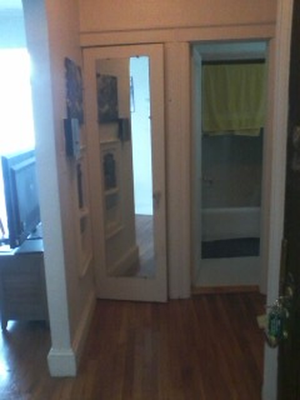 Hub Realty - Excellent studio next to campus, with extra space in alcove area Apartments