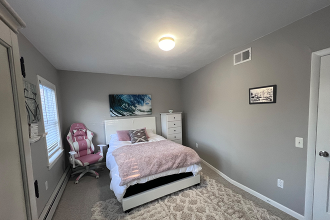 Bedroom for rent - HEAVEN SENT- BEAUTIFUL BRIGHT BEDROOM FOR RENT! Gorgeous, peaceful setting! All utilities included. House