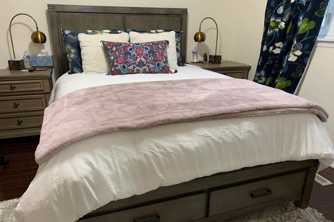 Private Master Bedroom (King bed) - Private Master bedroom in Washburn Way, Scarborough! Furnished+Utils!