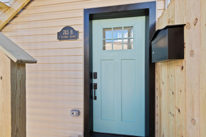 Beautiful Welcoming Entrance - Brand New Townhome Rooms Close to Campus