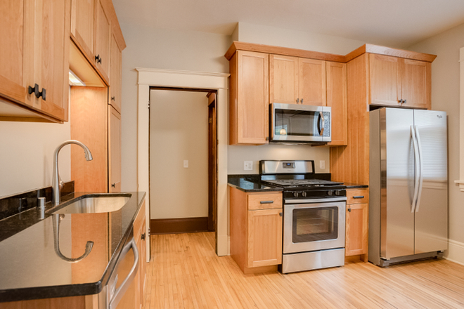 stainless appliances - Ashland Upper 5 bed 2 bath Duplex