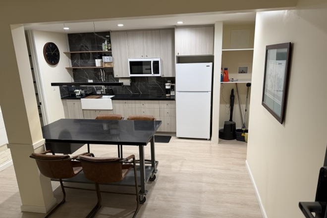 Kitchen - Bright Sunny Rooms 1 Block from Campus Apartments