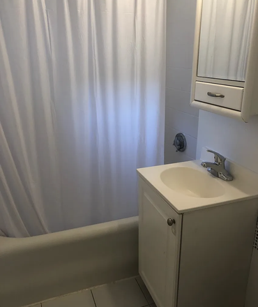 Bathroom - Selkirk rd - 2 bedroom apartment close to Boston College