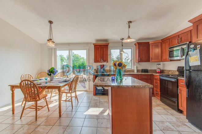 kithcen - Spacious home in Eastward Look