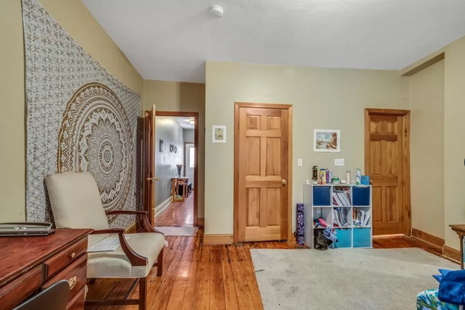 - - No Broker Fee! Short Commute to Campus! Large 6 Bed 4 Bath w/ Back Yard Patio Apartments