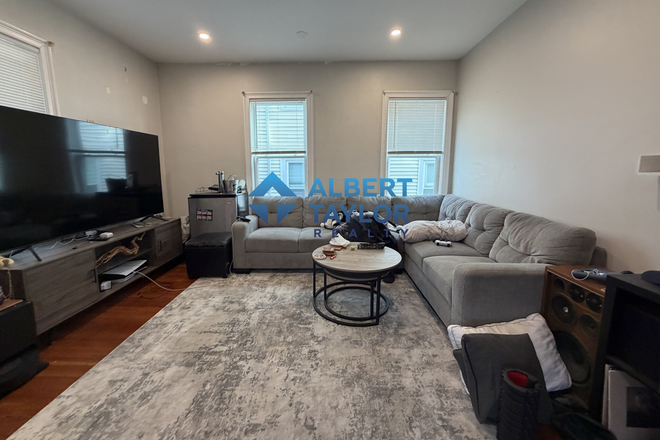 Living Area - 4 Bed 2 Bath on Calumet!! Apartments