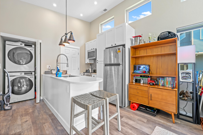 Photo - 1946 Grove St Apartments