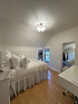 Bedroom - Spring Sublease on the Hill - Great House Close to Campus