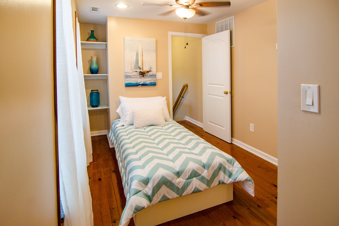 Furnished Single Rooms - FIRST FLOOR  FURNISHED SINGLE ROOM , PRIVATE BATH,STUDENT HOUSING AT HOPKINS VIEW Townhome