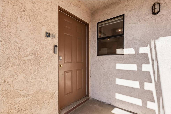 Front door - $500 move in special| New Floors| New Tub/Shower| 1BR/1BA| e bike ride from Condo