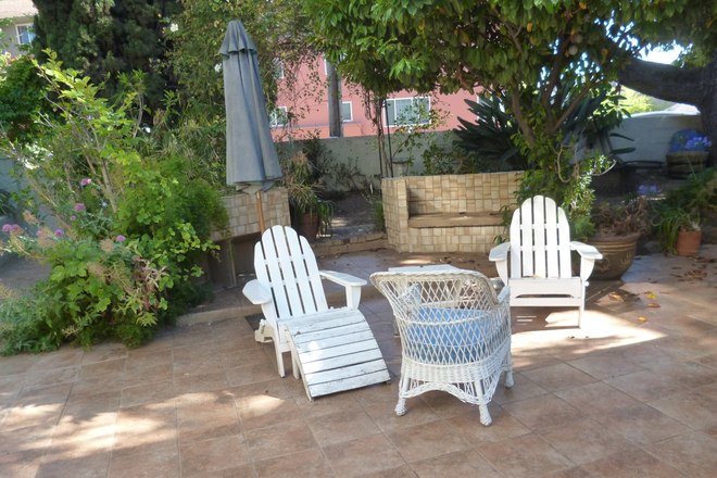 Garden with furniture - Garden Cottage near Lake Merritt Rental