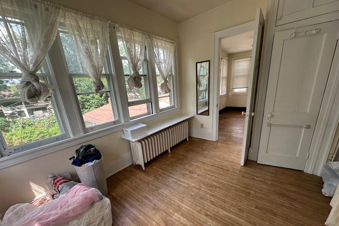 Bedroom - Sunny duplex near Macalester; 5 BR, walkable neighborhood Duplex