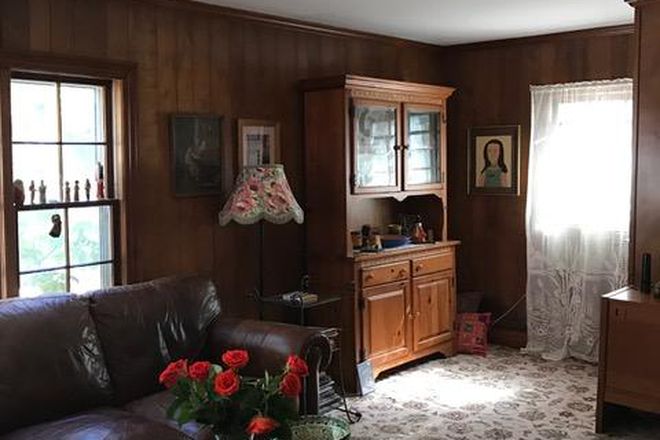 FAMILY ROOM - House in Newton