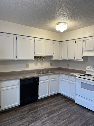 Kitchen - 2BR Just a Few Blocks from Campus! Apartments