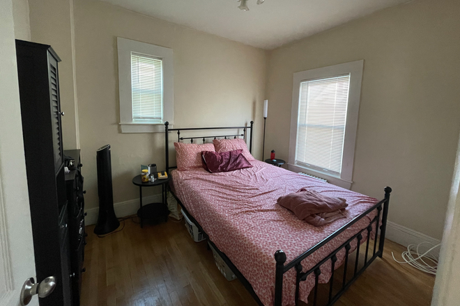 Bedroom - Nice 1 bedroom includes heat! Top floor, walk to T Apartments