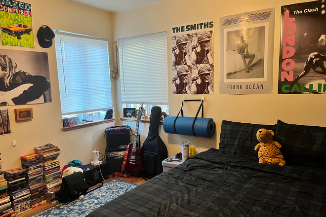 Bedroom - 1 or 2 Rooms for Sublet in a 3-Bedroom House