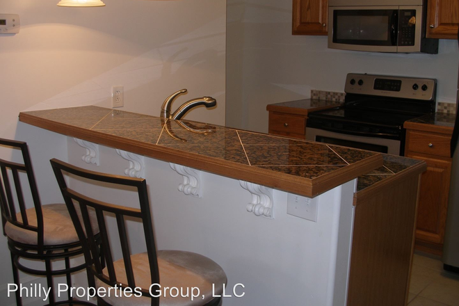 Open Concept Kitchen with Breakfast Bar - Amazing deal on Off Campus House- Temple