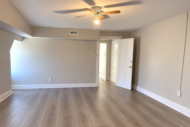 Bedroom 2/Living Room - Spacious 1 Bedroom/Living Room/Eat-in Kitchen or 2 Bedroom/Eat-in Kitchen Apt near Station North