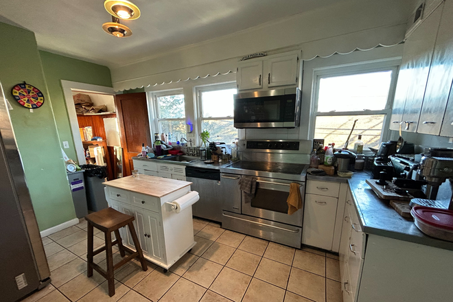 Kitchen - MASSIVE 4-BEDROOM APARTMENT OVERLOOKING COMMONWEALTH AVE!