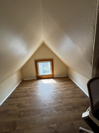 Third Floor Loft - 2 bedrooms right of Pearl St