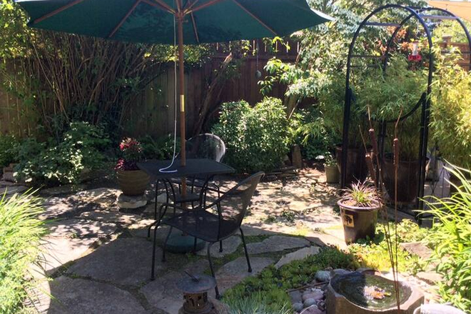 Private yard - Evergreen Cottage - Historic Washburne, Springfield, close to campus, restaurants, bike trails Apartments