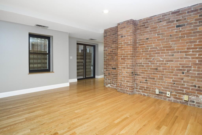 Call NOW for showings! 617-236-8600 - GAINSBOROUGH ST - LUXE CHARMING LRG 2BR/1BA IN SYMPHONY FOR *9/1/2026* W/ IN UNIT W/D, DW, PATIO! Condo