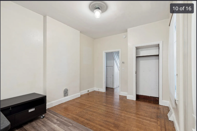 Dining Room/Living Room - Room in Townhouse 5 minutes walk to campus