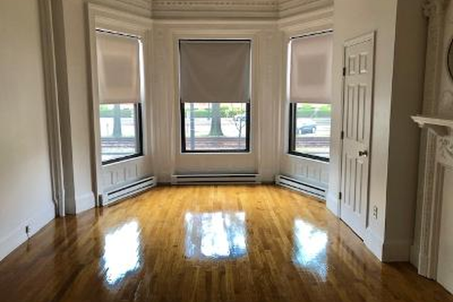 Visit hubrealtyproperties.com - Handy studio in small clean brownstone, bay windows, on green line T on Beacon St Apartments