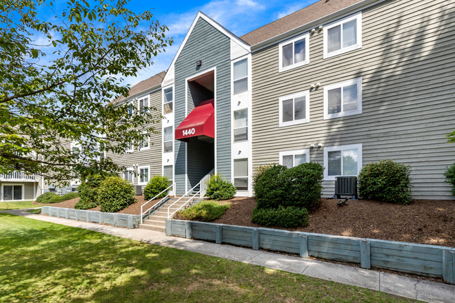 1440 Building #B is front left unit - 4 BD/2 BA 1st floor- Hunter's Ridge Condo's w Bus Stop Fully Renovated furnished w TV in each room