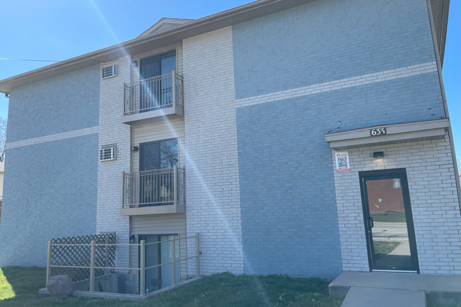 Exterior - 633 S Dodge Street-  Near Campus! Free Internet! Apartments