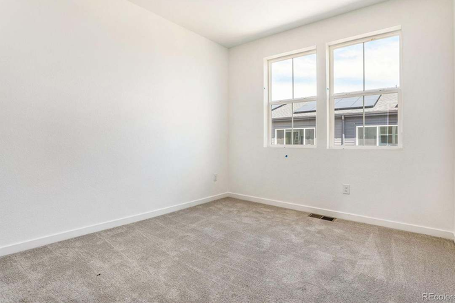 Private room for rent - Modern Town-home