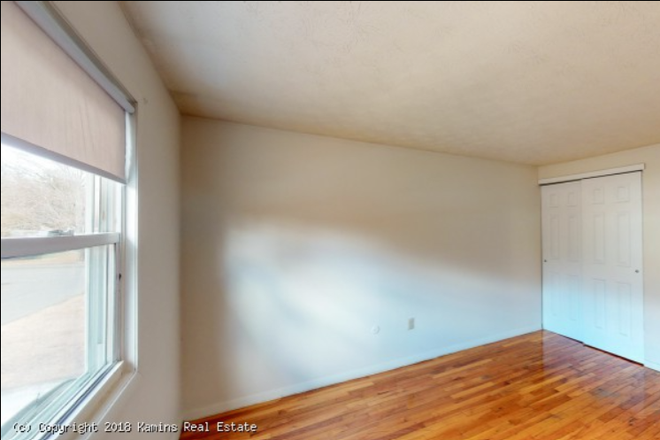 Bedroom - 2br 1bath Colonial Village Apartment! Inquire with or without Roomates!