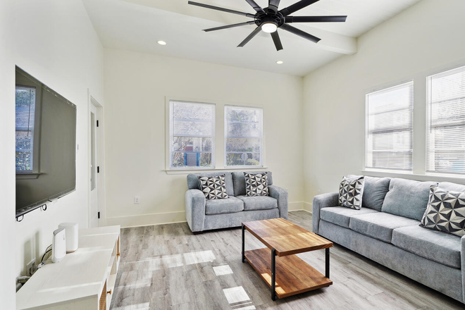 Living area - Easy Walk to Campus- 4 bedroom, 2 bath newly renovated bright and sunny home