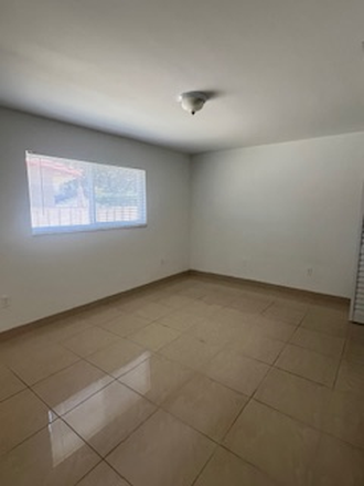 master bedroom - Modern 3/2 duplex and back yard Duplex