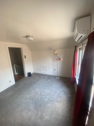 Bedroom has Electric heating and cooling - Room for rent in 5 bedroom house less than a minute to campus and plenty of parking