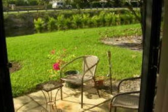 Back Patio - 1/1 walk to Nova campus * villa style* Condo