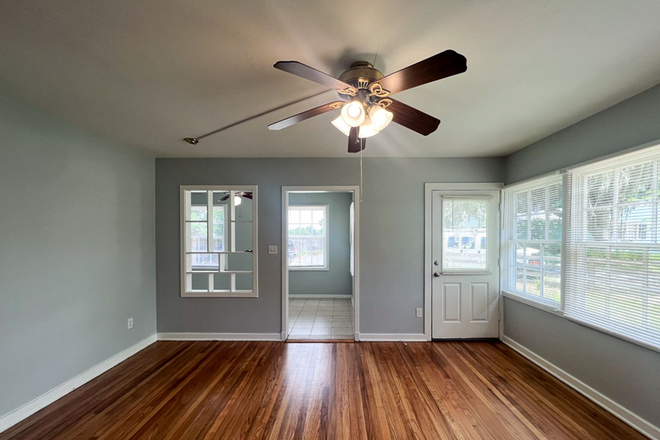 Photo - Pet Friendly 3BR/2BA Bungalow located in Gainesville Heights Available Mid-August! House