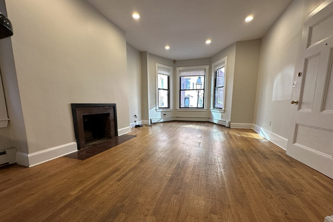Living room - Spacious, Bright & Sunny 4 Bed / 2 Bath near campus available 9/1/26!! Apartments