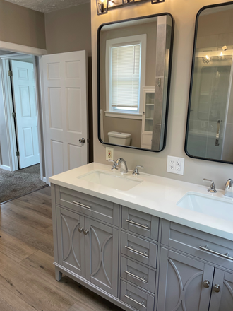- - //// Remodeled 5 bedroom House  Steps from campus!