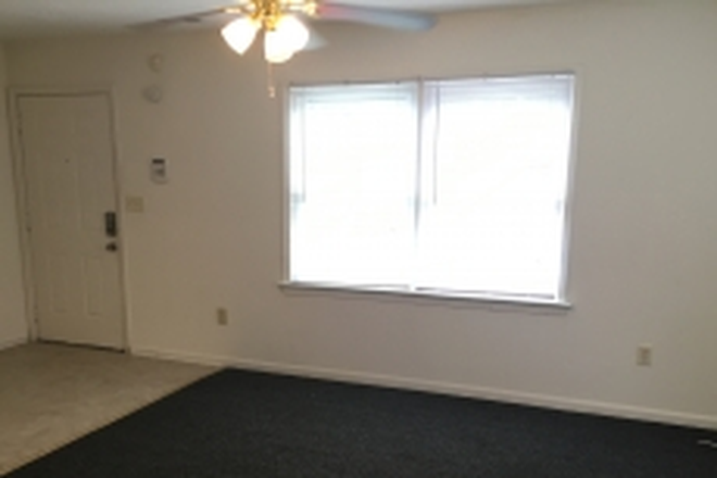 Living Room - (ODUrent) 1310 W. 42nd St. House