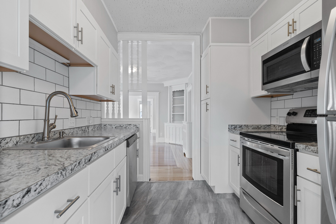 Call NOW for showings! 617-236-8600 - WINDSOR RD - *NO FEE* XL DUPLEX 7BR BY TUFTS FOR *6/1/2027* W/ 2 BATH, LNDRY IN BLDNG, AVAIL PRKNG Apartments