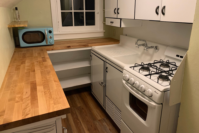 Kitchen with gas stove - Vine St Rental, all utilities & internet included