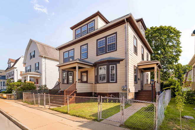 Exterior - private entrance to second floor apartment - Spacious Apartment off Faneuil