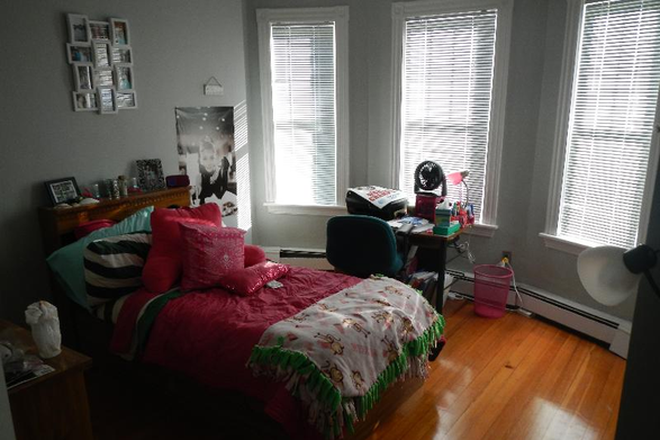 . - Top Floor 4 Bed, Huge Living Room, Laundry in Building Apartments