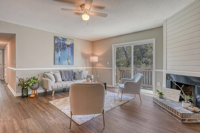Entryway living space - 3 Bedroom, 2 Bath $2100/month. James Island (Camp Rd) - 10 min from campus