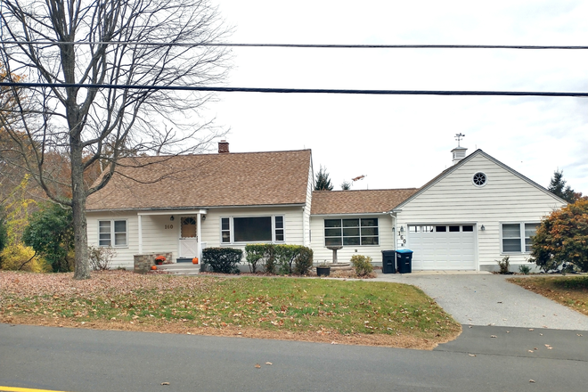 Exterior Front - 4 Bed/2 Bath Spacious Home 5 miles from Storrs Campus