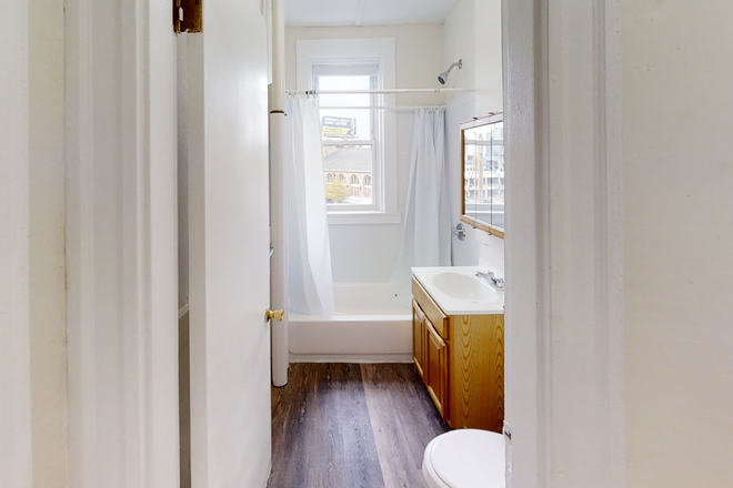 Hub Realty - Excellent studio alcove with renovated kitchen, in prime location Apartments