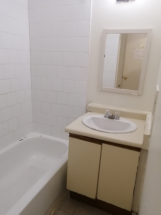 Bath - 5 Unfurnished Bedrooms with Utilities near Chinatown (Shared Housing) Rental