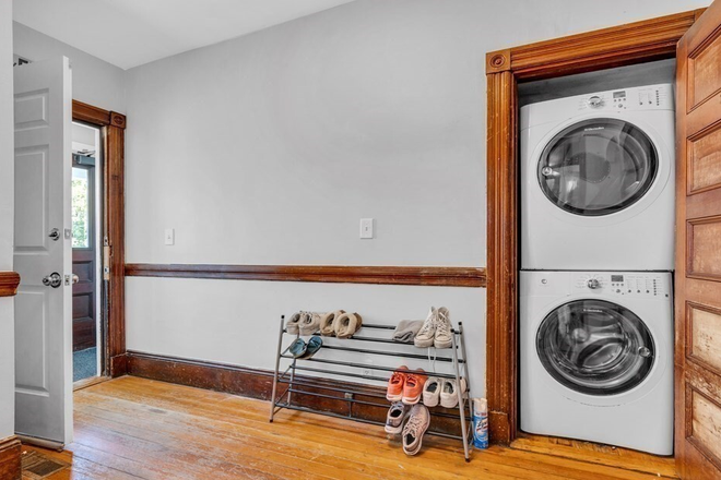 living - SPACIOUS 6 BED WITH IN-UNIT LAUNDRY AVAIL 9/1/26! Apartments